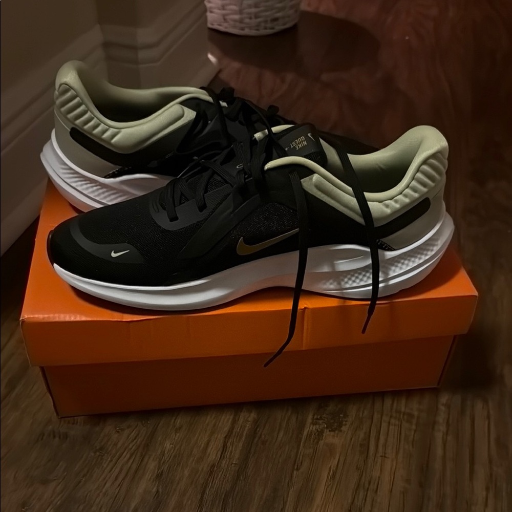 Nike Quest 5Men  Black and Gold Running Shoes size 11 new with box